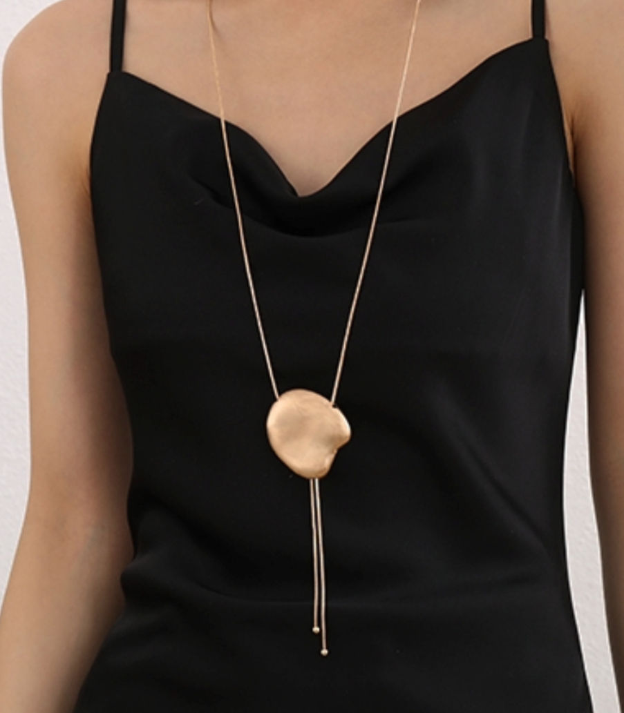 lange statemnent ketting met mat goud hanger van world's finest modelfoto 1