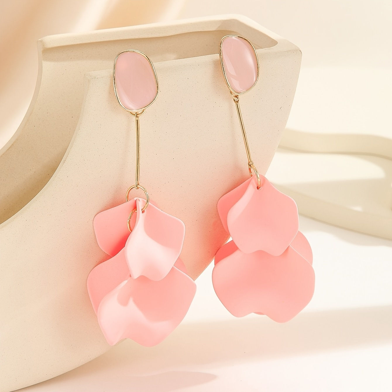 Petals May | gekleurde roze oorbellen