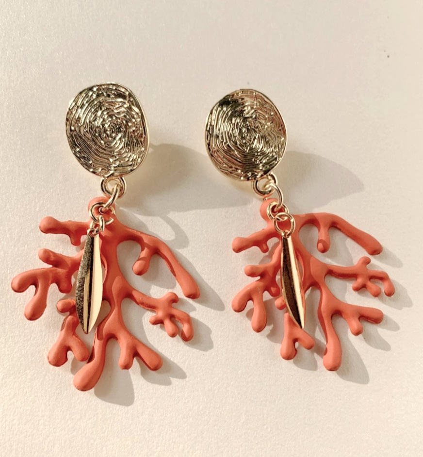 bijzondere rode statement  oorbellen met koraaltak en goud van world's finest vooraanzicht