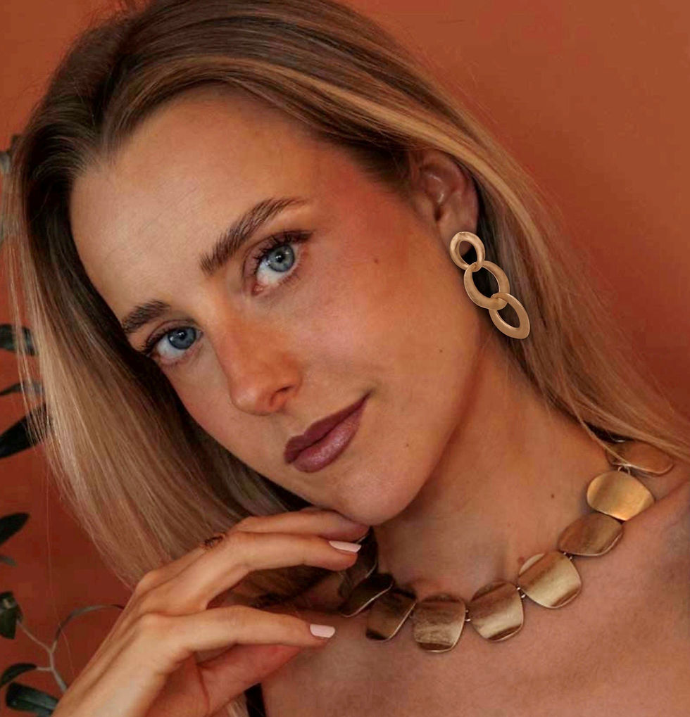 statement oorbellen mat goud geschakelde ringen world's finest modelfoto