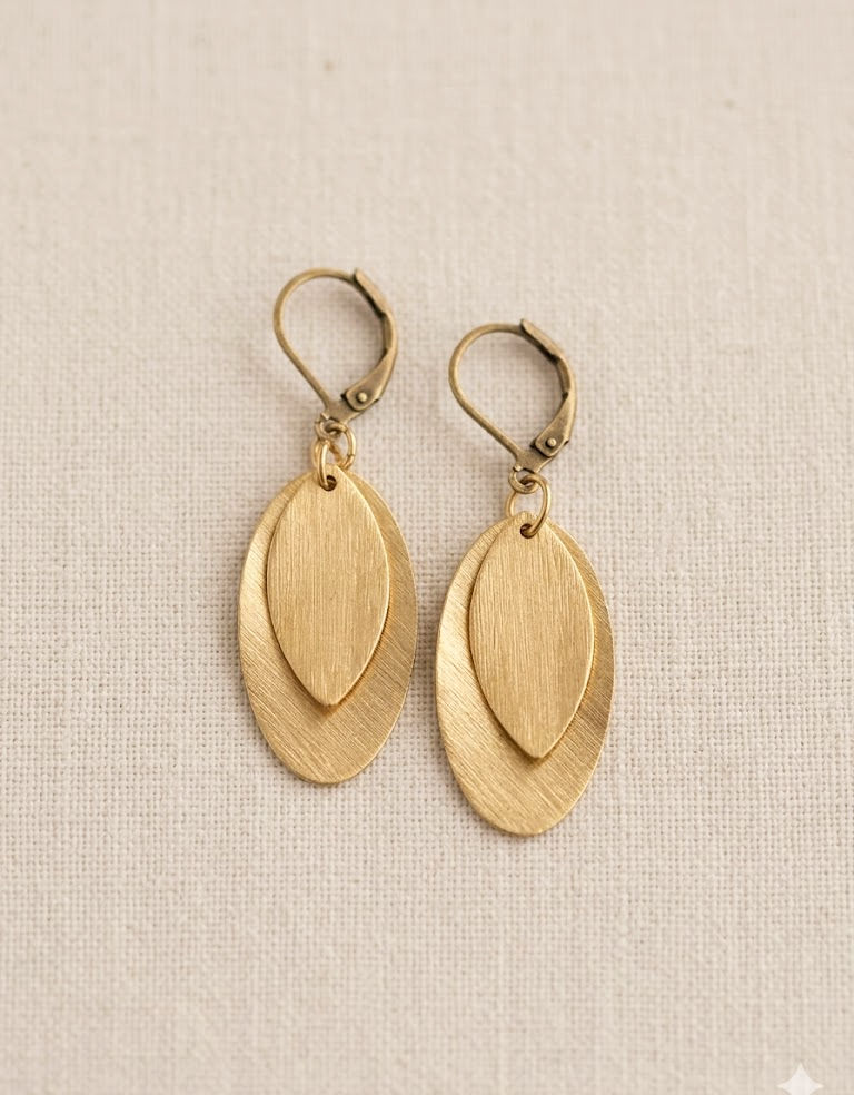 lichte lange oorbellen met blaadjes mat goud van world's finest bovenaanzicht 1