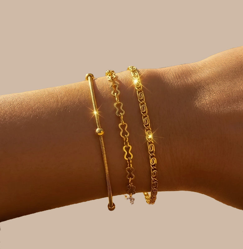 Thumbnail: set van 3 armbandjes goud van world's finest modelfoto