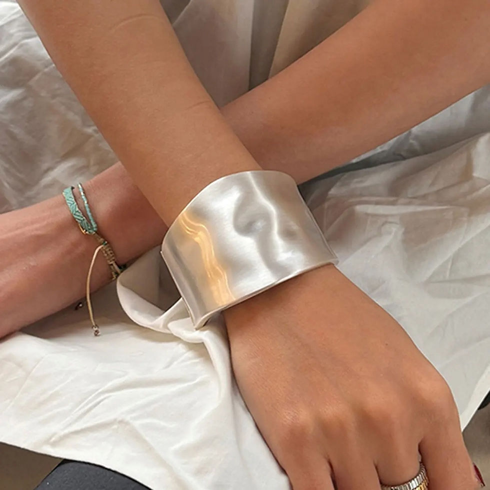 model draagt brede armband in zilver voor vrouwen met een organische natuurlijke vorm van world's finest