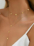 lange y ketting met hartjes goud van world's finest modelfoto
