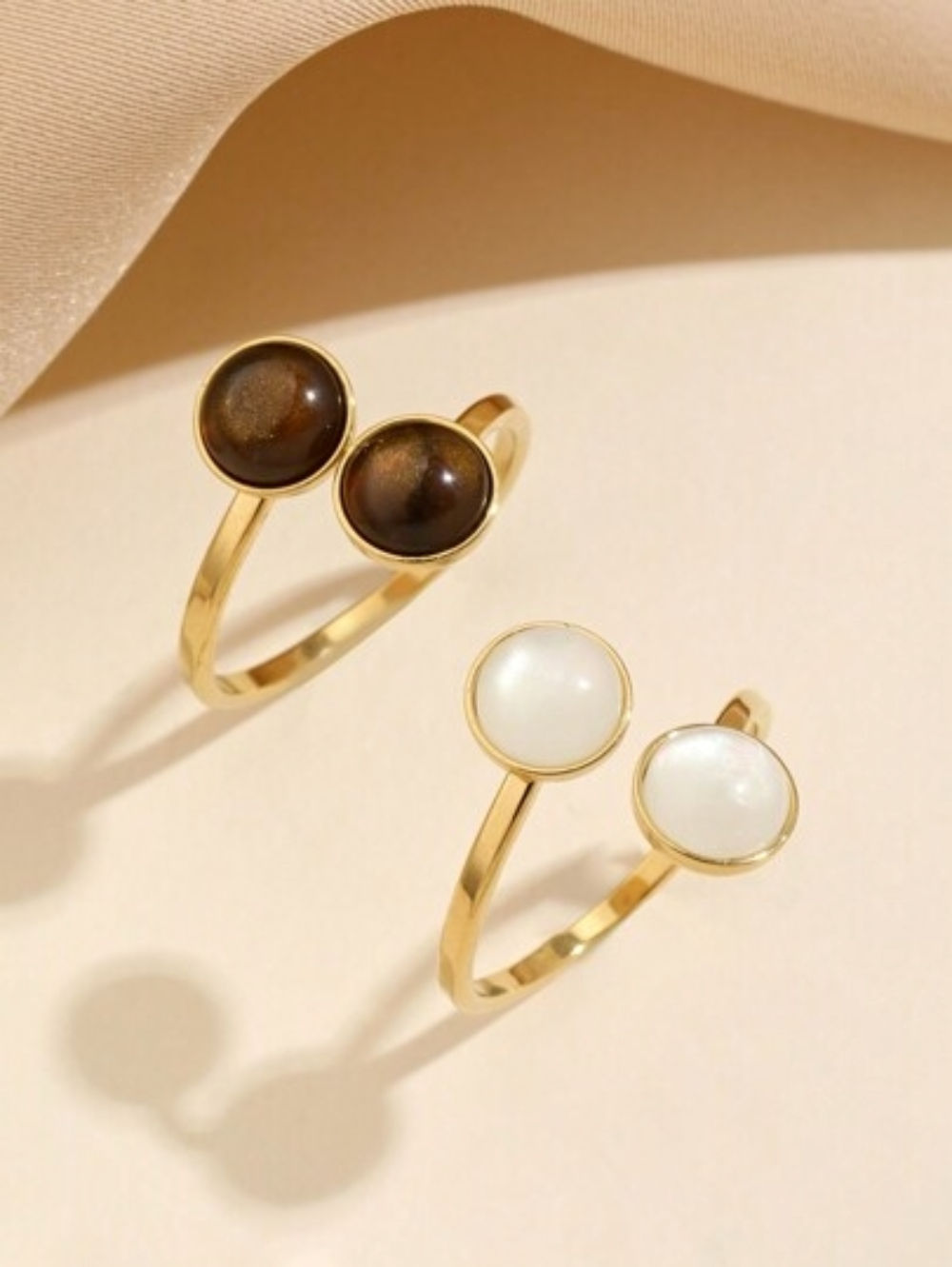 Set van 2 open ringen met ronde zwarte en witte natuursteen van worldsfinest