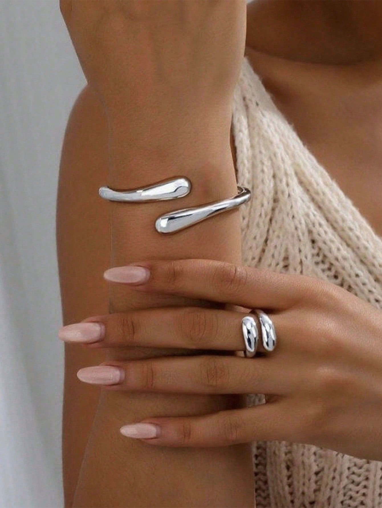 set van druppel bangle armband zilver met bijpassende ring van world's finest modelfoto