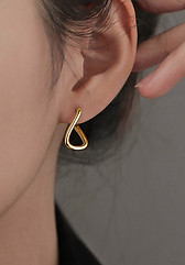 model draagt oorknopjes goud van world's finest