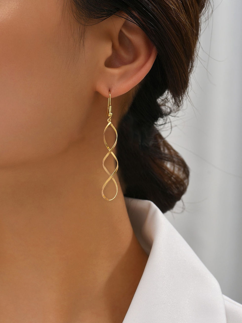 lichtgewicht lange gouden oorbellen van world's finest modelfoto 1