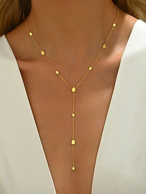 model draagt lange y ketting goud van world's finest