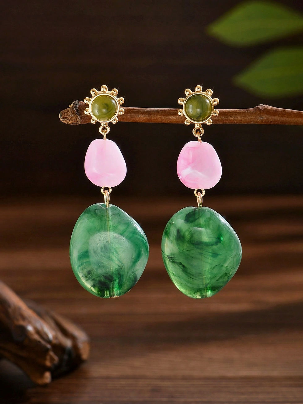 gekleurde statement oorbellen groen met roze van world's finest vooraanzicht