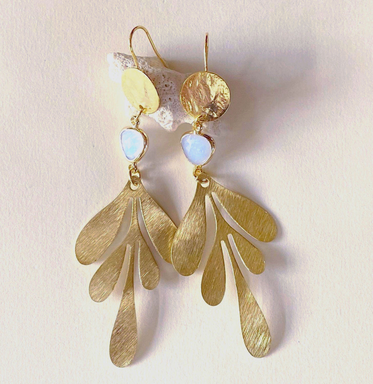 lichte lange gouden statement oorbellen van world's finest vooraanzicht