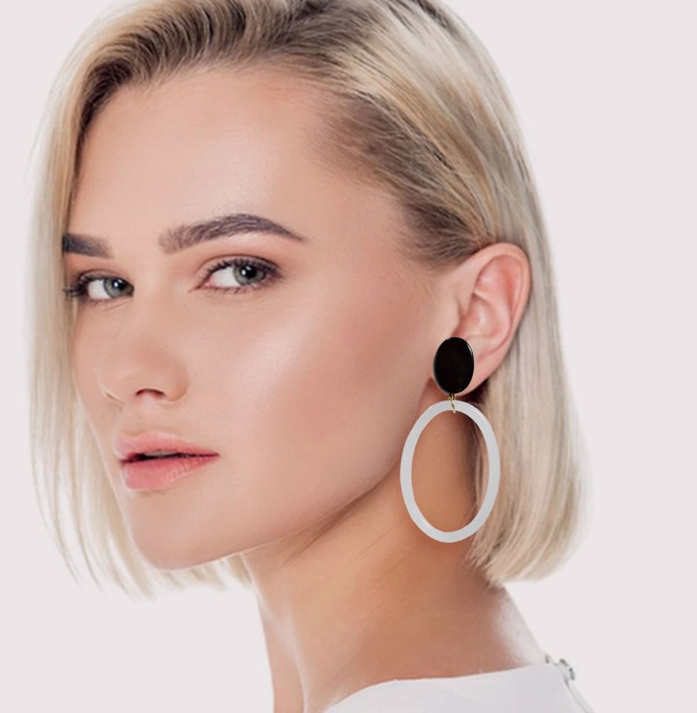 Thumbnail: gekleurde statement oorbellen zwart wit met ovale ringen van world's finest modefoto