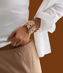 model draagt brede armband voor dames van world's finest
