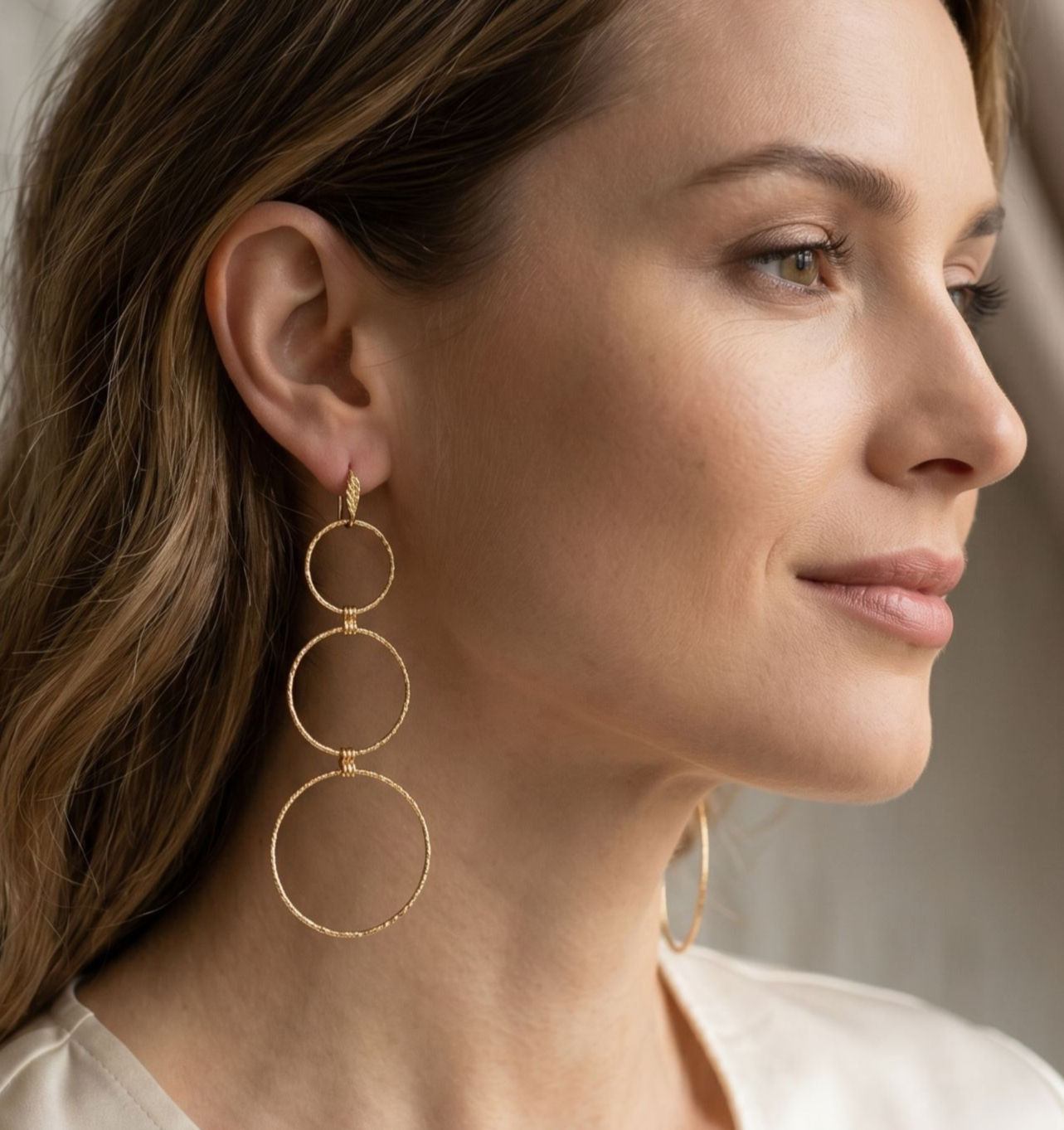 lange gouden oorbellen geschakelde ringen lichtgewicht modelfoto world's finest