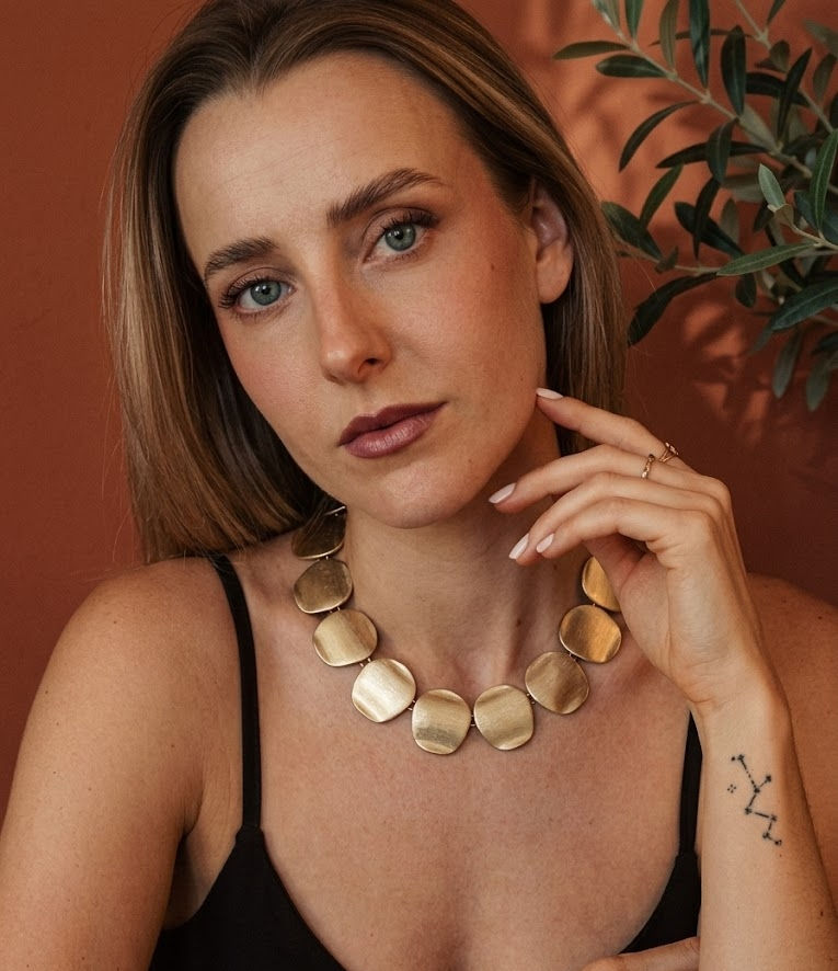 bijzondere mat gouden statement ketting van world's finest modelfoto
