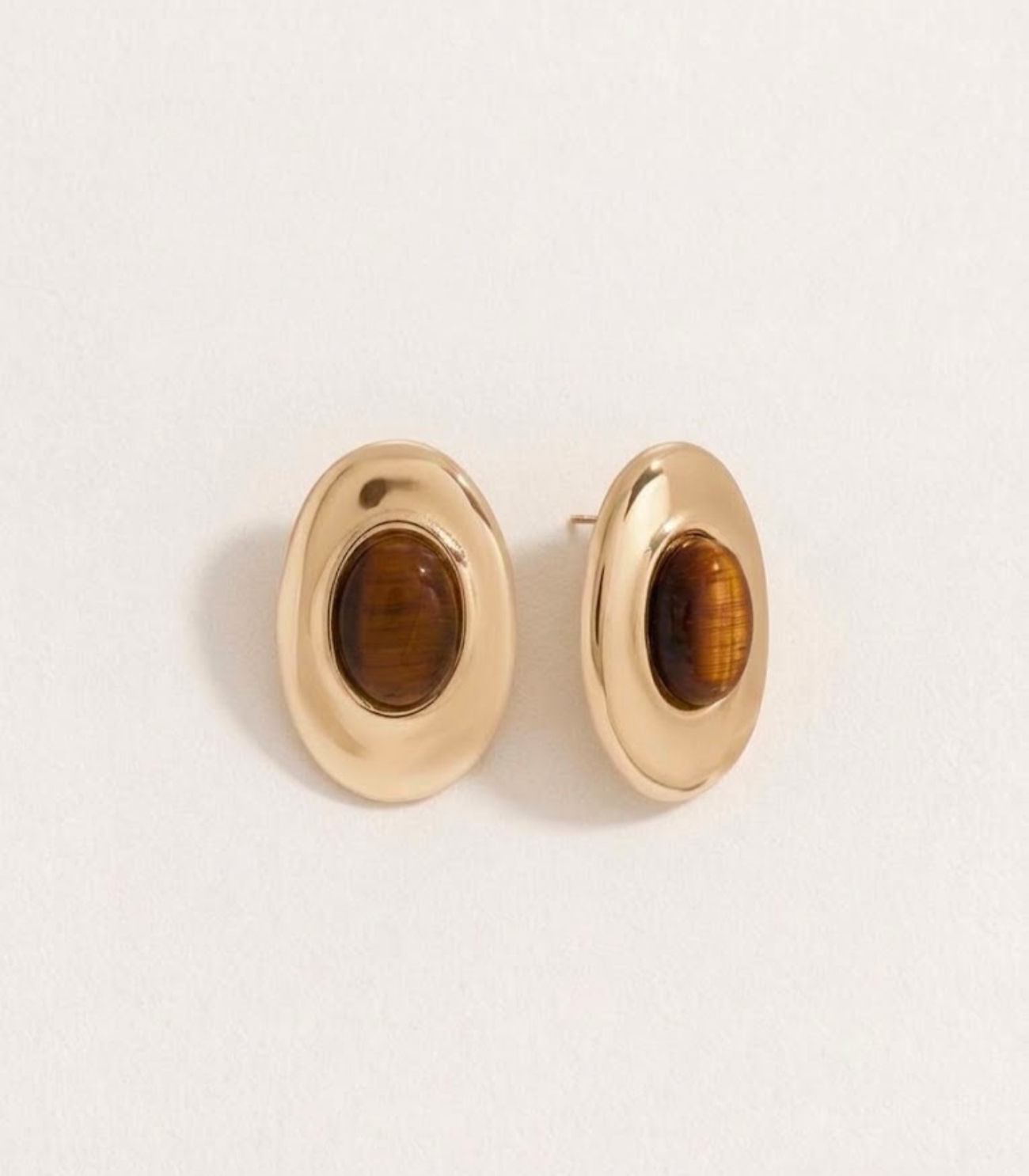 ovale studs oorbellen goud met bruine staan world's finest vooraanzicht