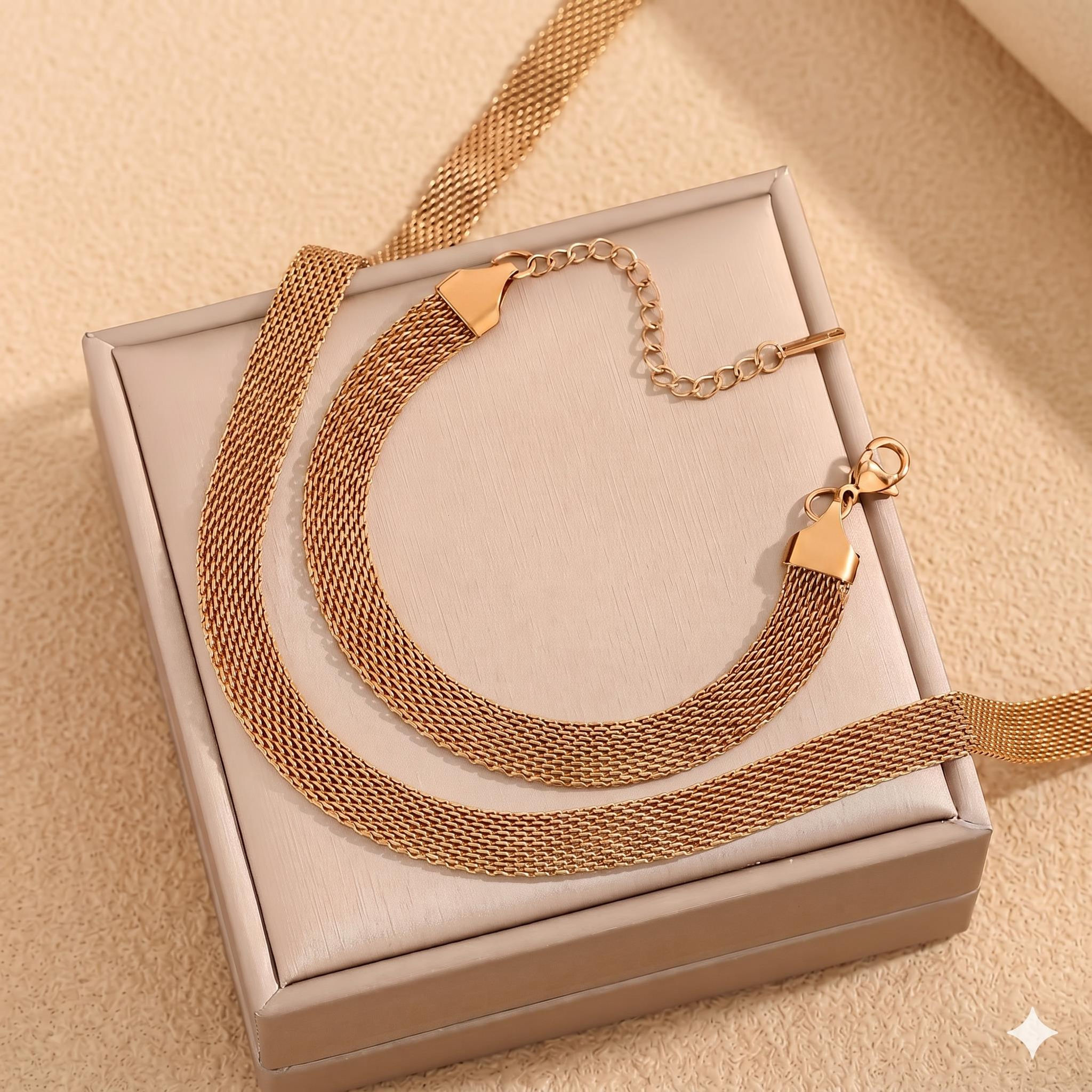 set armbandje en ketting platte schakel goud world's finest bovenaanzicht