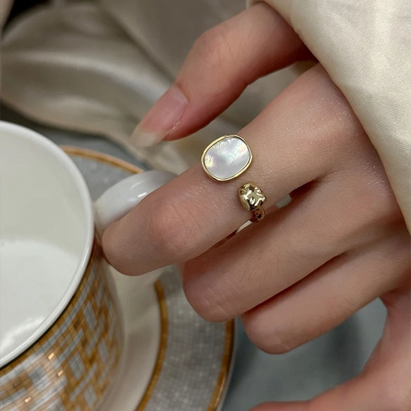 Thumbnail: grote ring rvs goud met parelmoer steen van world's finest modelfoto 2