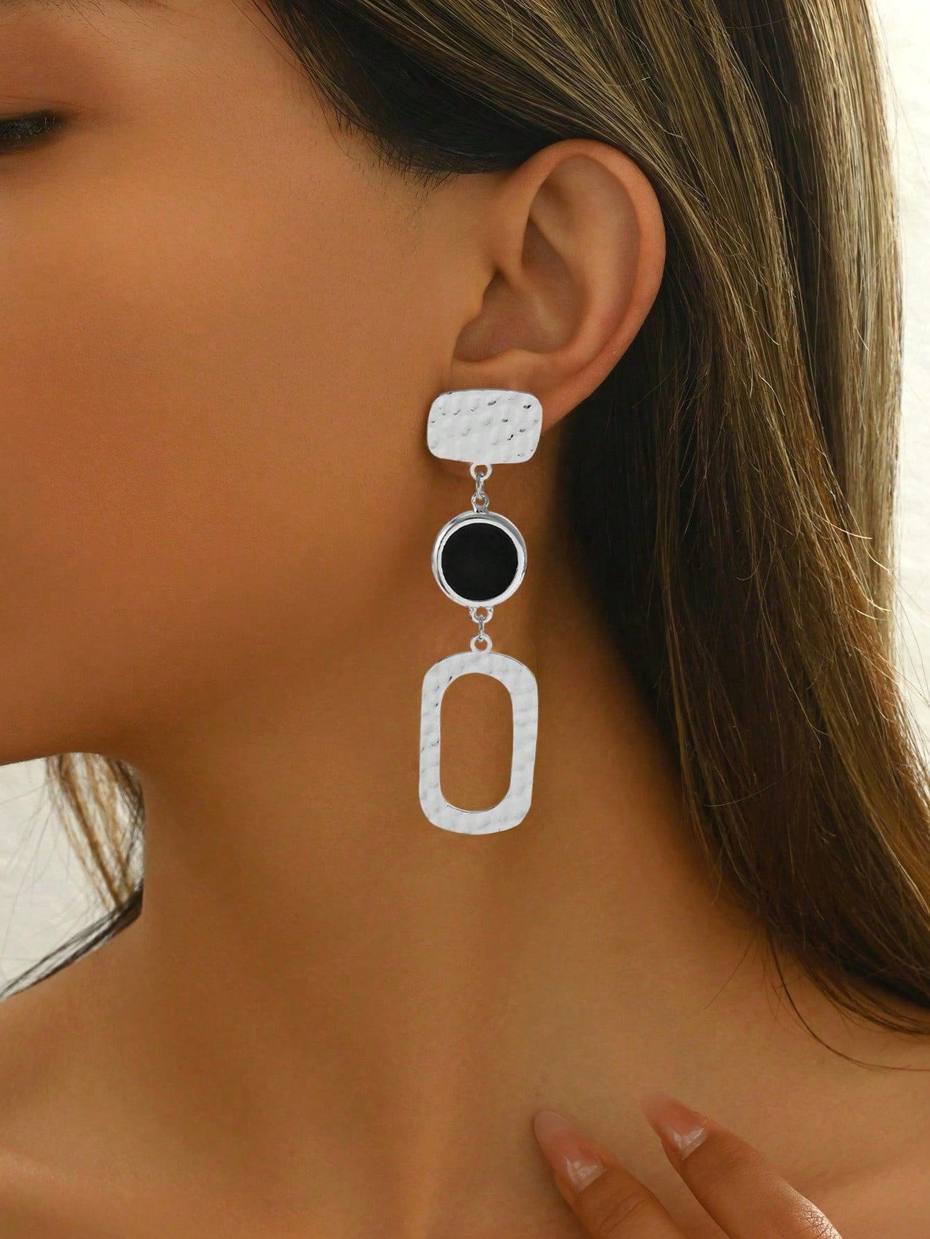 model draagt statement oorbellen in zilver van world's finest