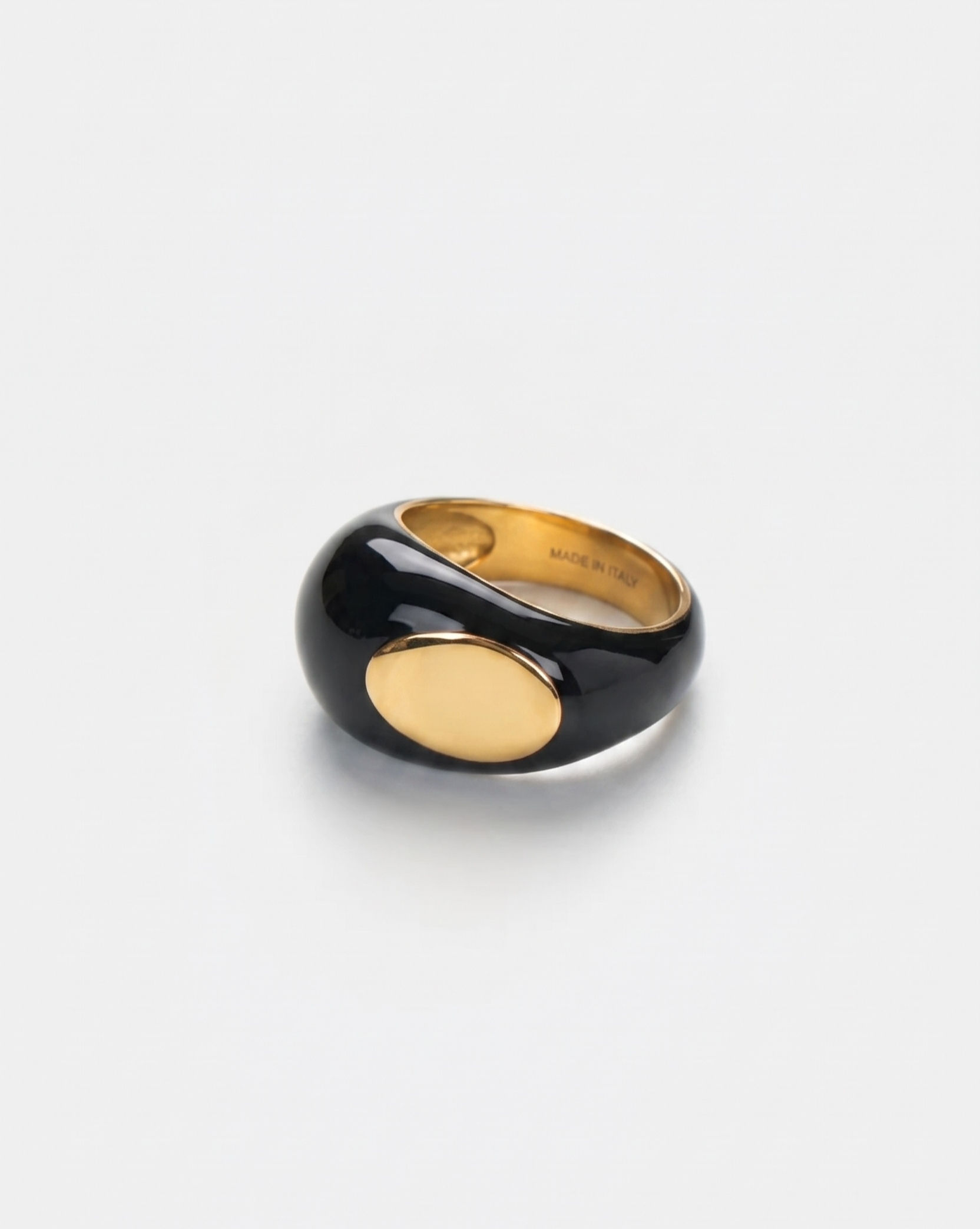 vooraanzicht zwarte met goud ronde statement ring van world's finest