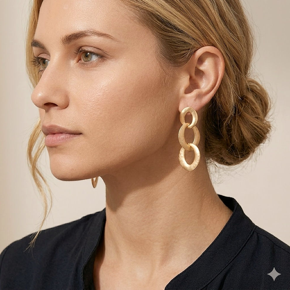 lange statement oorbellen mat goud geschakelde ringen world's finest modelfoto