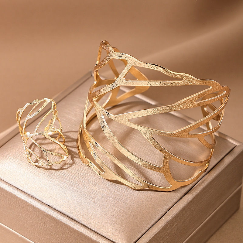 set van brede gouden open armband en statement ring  world's finest