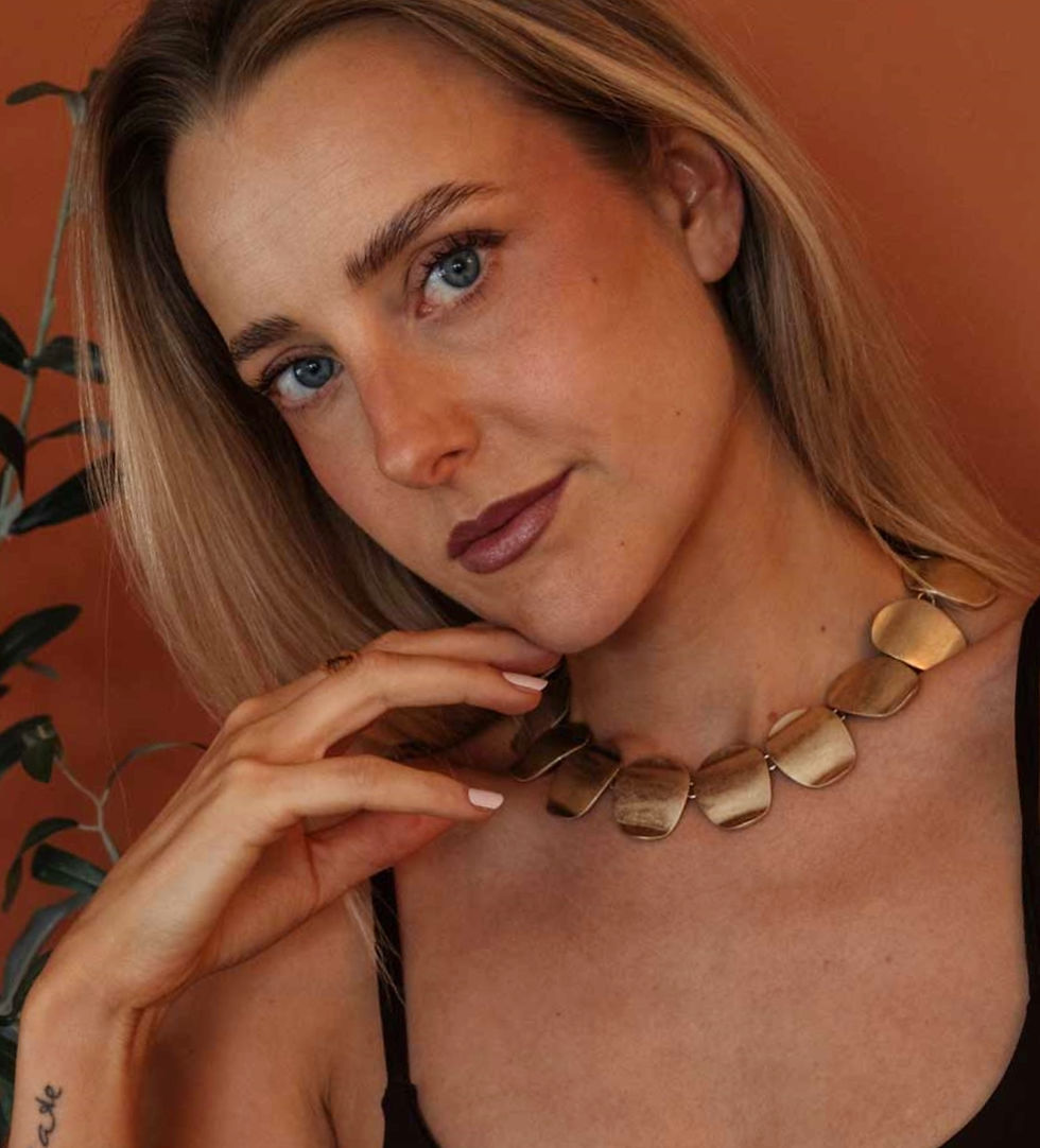 bijzondere mat gouden statement ketting van world's finest modelfoto