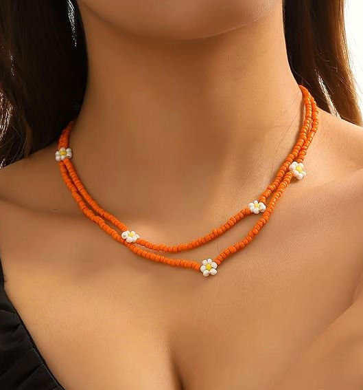 modelfoto lange kralen ketting oranje met bloemetjes van world's finest