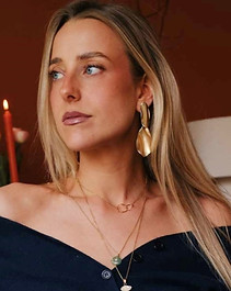 model draagt grote gouden oorbellen uit de nieuwe collectie van world's finest