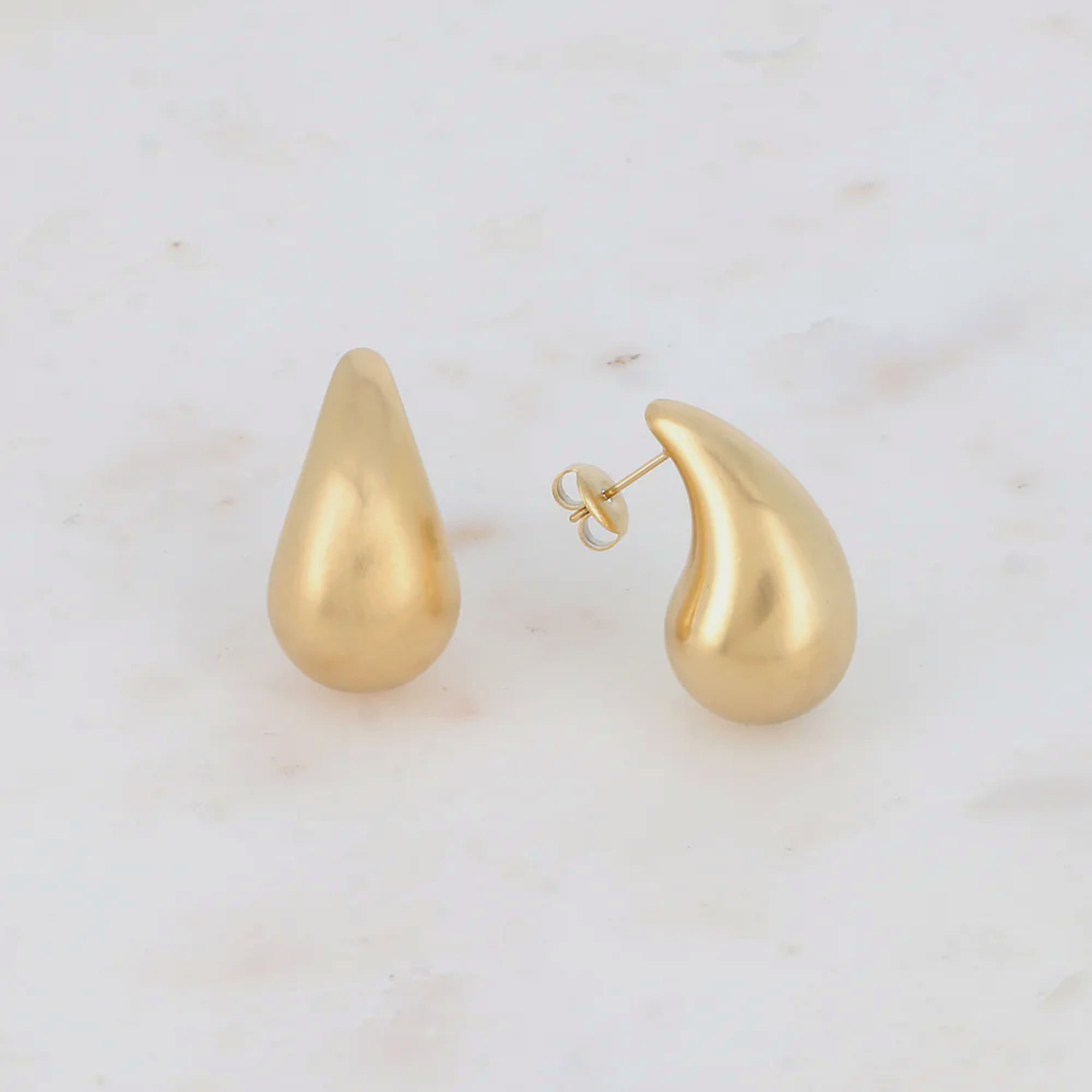 Minimalistische druppel Noura | studs mat goud