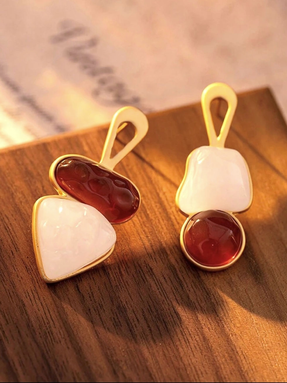 Asymmetrische oorbellen met gekleurde steentjes rood en wit van world's finest bovenaanzicht