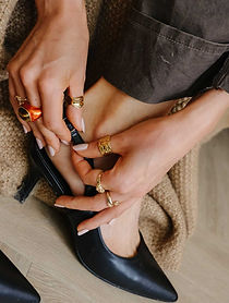 model draagt statement ringen in een ring stack van world's finest
