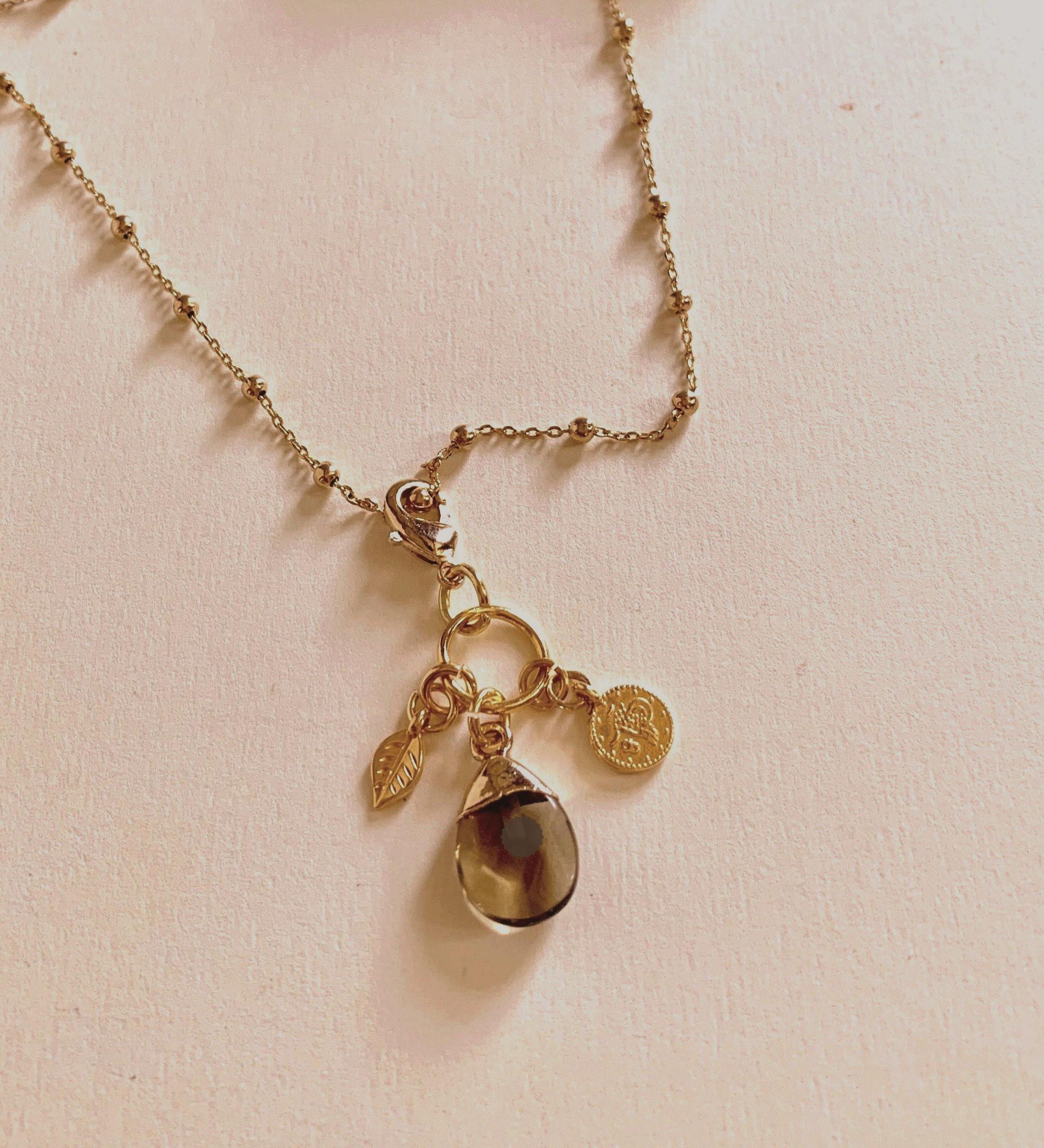 modelfoto rvs goud kettinkje met combinatie van ketting met Rookkwarts steen en gouden bedels van World's Finest bovenaanzich