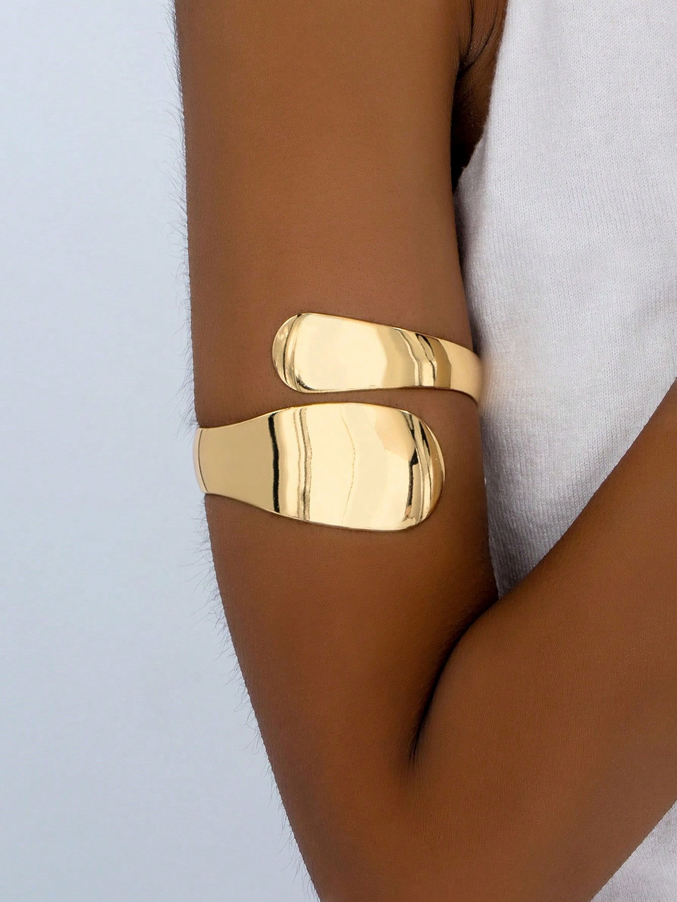 brede bovenarm armband goud statement armband van world's finest modelfoto