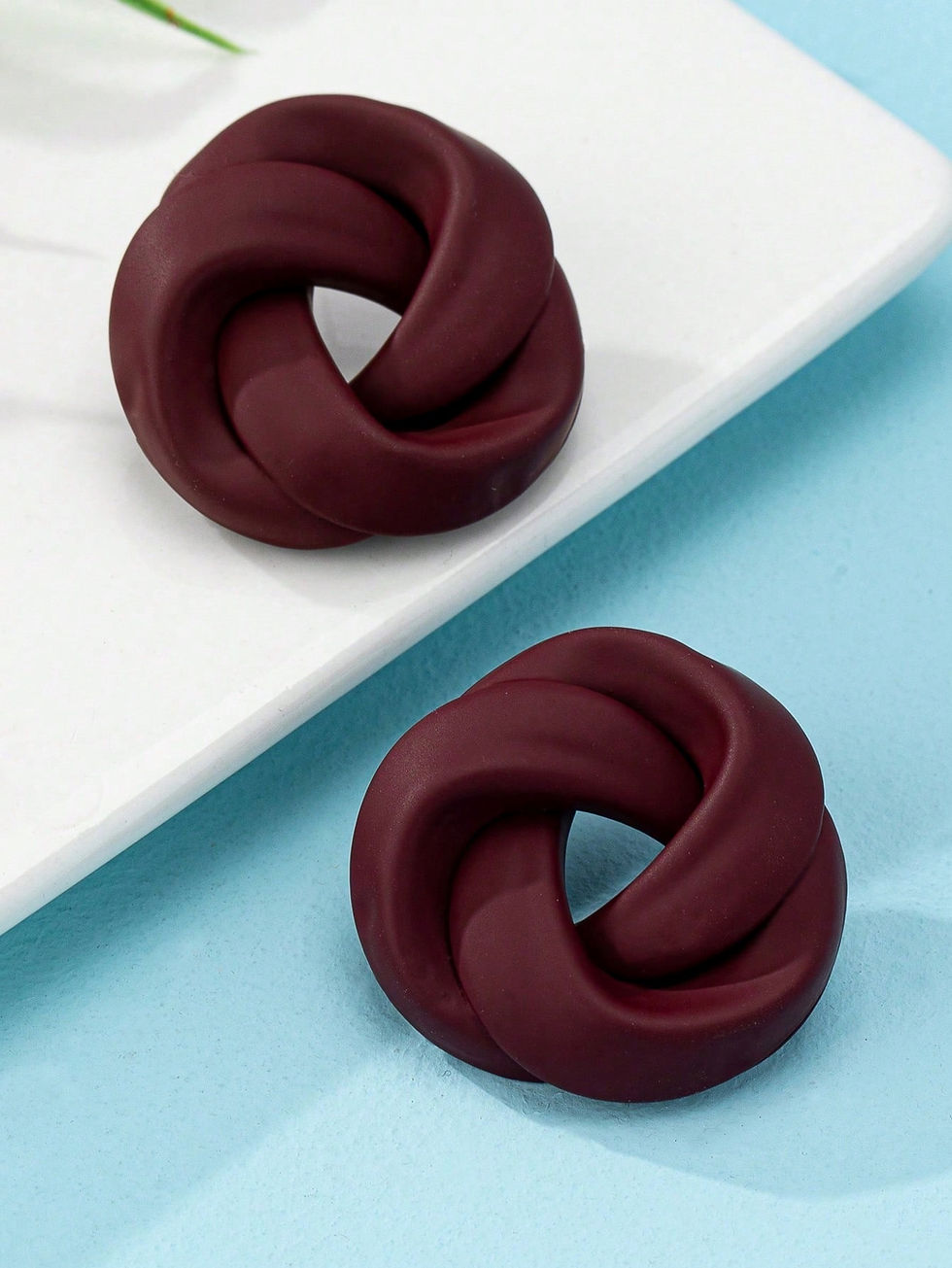 Thumbnail: donker rode ronde statement studs oorbellen van world's finest vooraanzicht