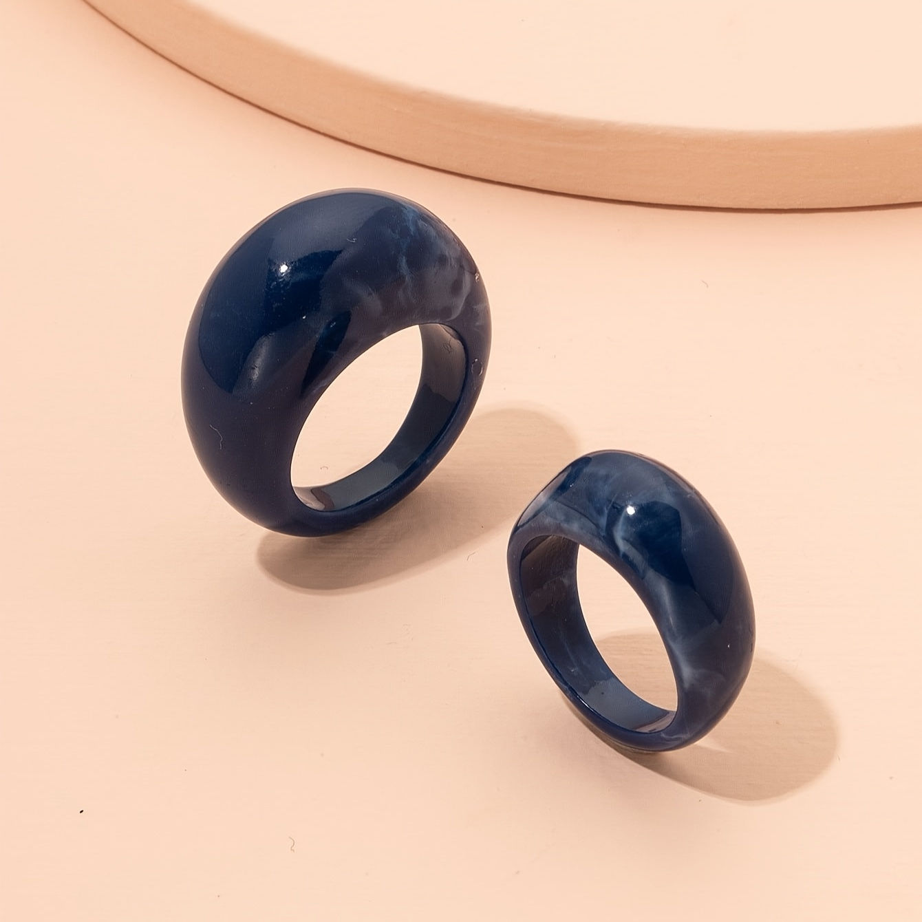 set van 2 donkerblauwe  gekleurde statement ringen bovenaanzicht