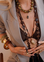 model draagt bohemian chic stijl kettingen in lagen van world's finest