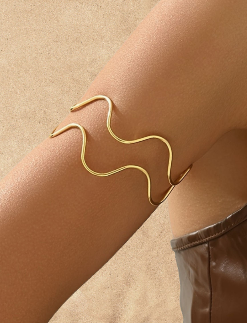 bovenarm armband goud gegolfd dubbele laag van world's finest modelfoto