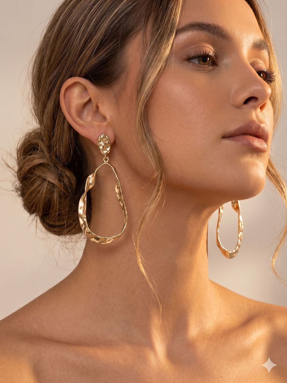 lange gouden oorbellen met bijzondere asymmetrische vorm  van world's finest modelfoto