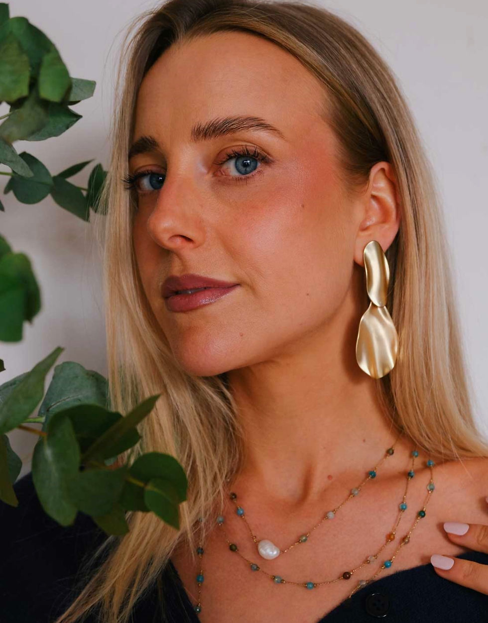 grote mat gouden oorbellen van world's finest modelfoto 1
