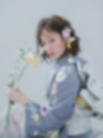 淡いブルーの振袖をきた女性