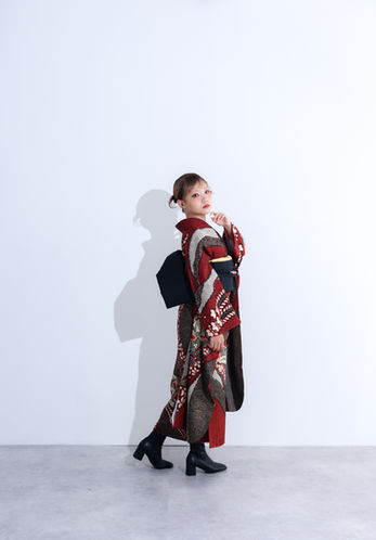 スタジオで撮影する振袖を着た女性