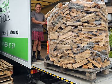 Laden von einem Ster Buchenholz für die Lieferung in der Region Basel
