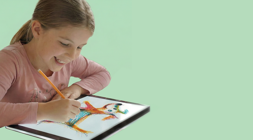 Kind malt auf einem Leuchttisch Tablett