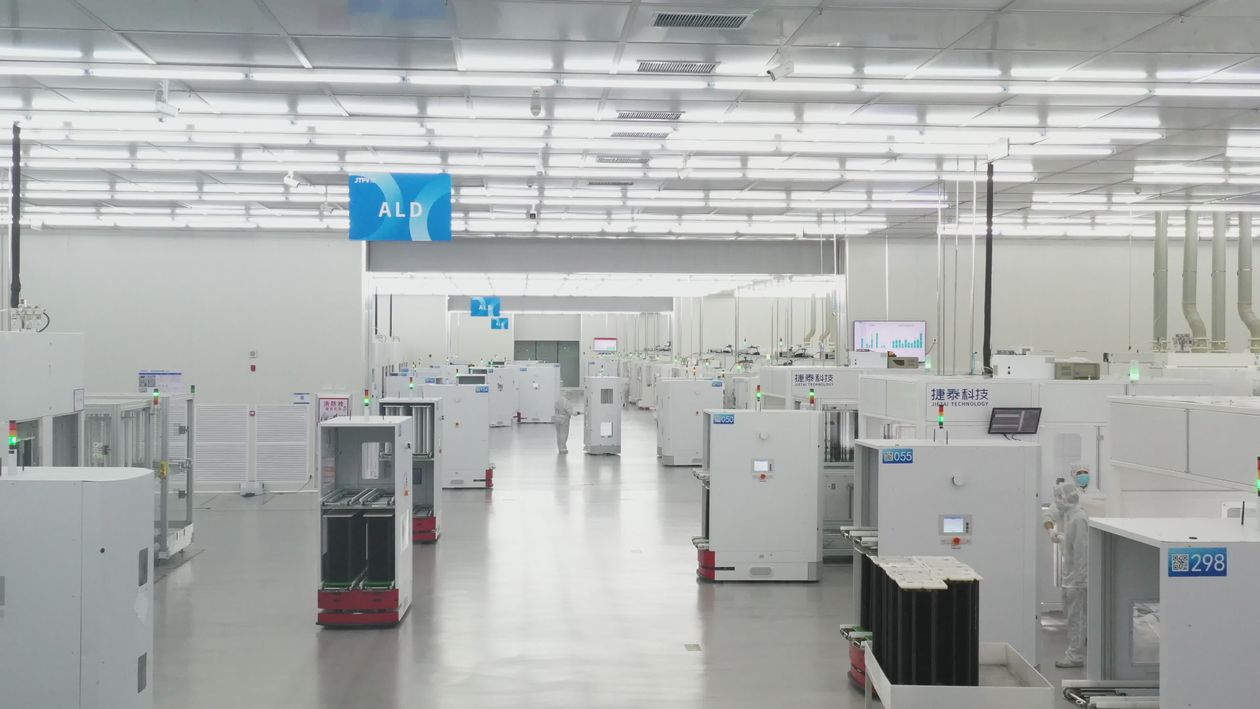 Clean manufacturing facility with technical equipment
