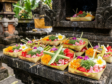 What Is Canang Sari? The Meaning Behind Bali's Daily Offerings (And How to Make One)