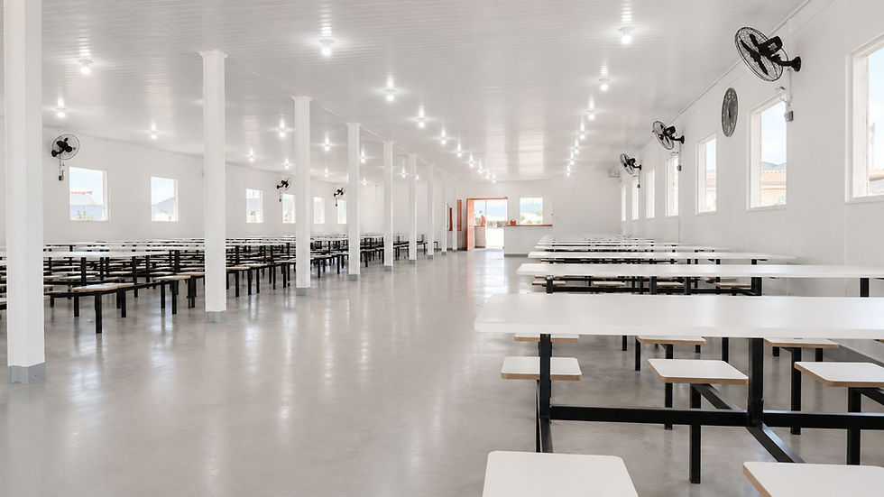 Veja fotos de refeitórios e áreas comuns de alojamentos desenvolvidos pela Alpha & Borg Canteiros. Estruturas modulares em madeira que garantem conforto, organização e eficiência para canteiros de obras em todo o Brasil.