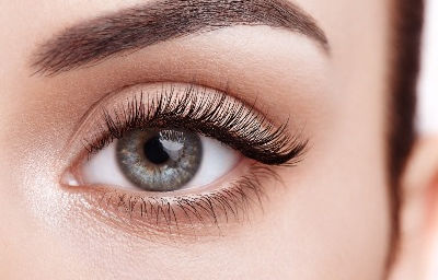 Endlich geschwungene Wimpern mit einer Lash Laminierung