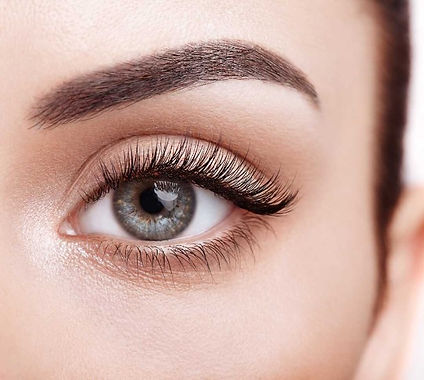 schöne Wimpern nach Lash Laminierung