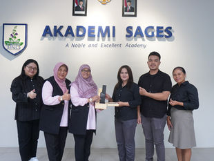 UNESA Culinary Arts students practicing inside the industrial kitchen of Akademi Sages, guided by professional chefs during a hands-on training session.